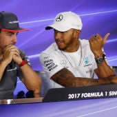 Hamilton dialoga con Fernando Alonso