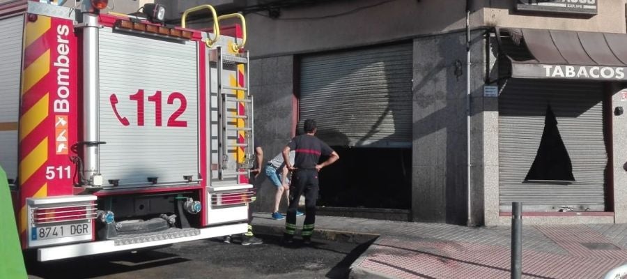 El camión de Bomberos, junto al estanco quemado. El camión de Bomberos, junto al estanco quemado.