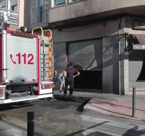 El camión de Bomberos, junto al estanco quemado. El camión de Bomberos, junto al estanco quemado.