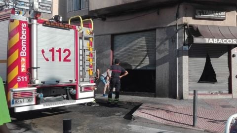 El cami&oacute;n de Bomberos, junto al estanco quemado.