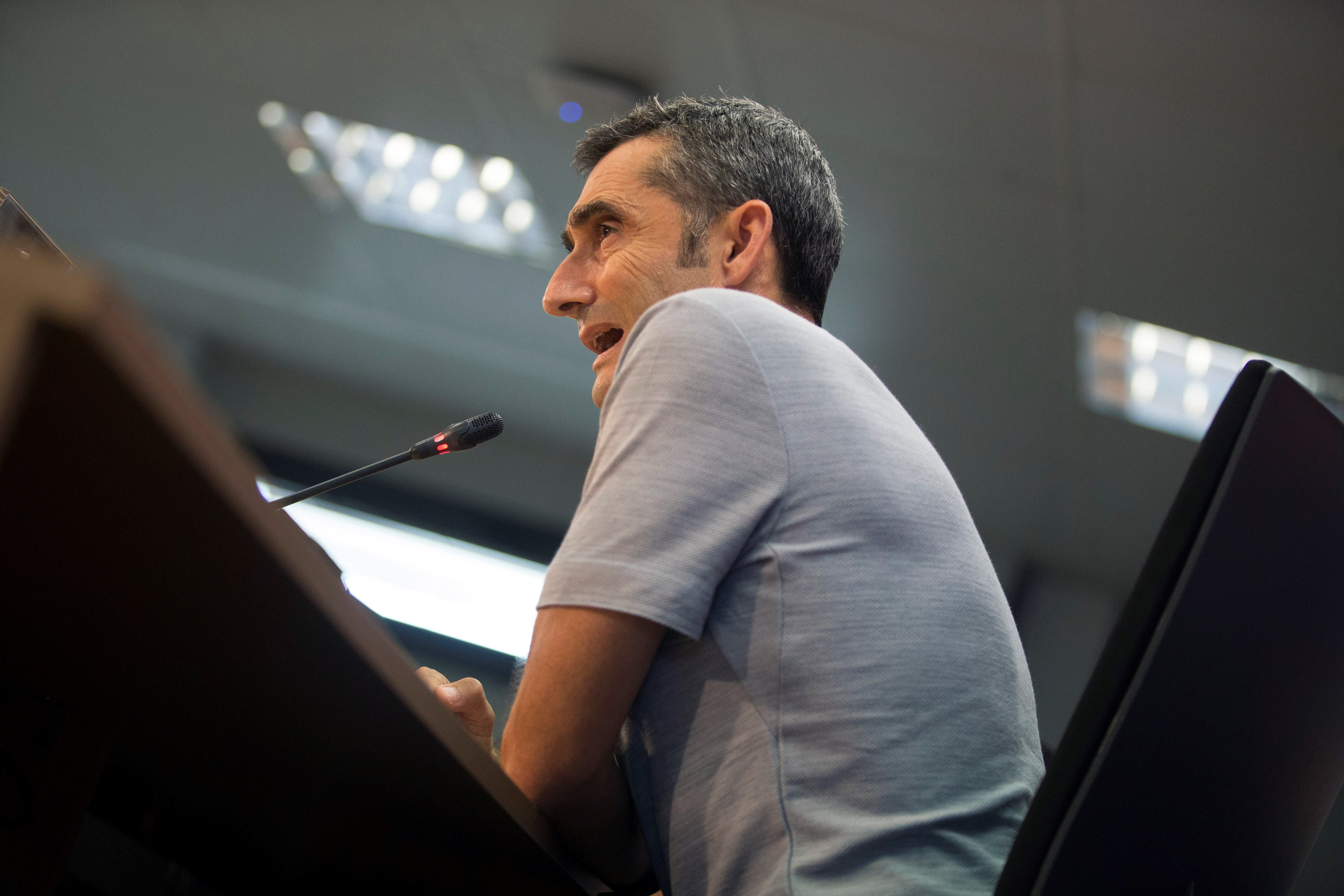 Valverde: "¿Rakitic? No estamos para hacer negocio, sino para hacer más grande la sala de trofeos" Valverde: "¿Rakitic? No estamos para hacer negocio, sino para hacer más grande la sala de trofeos"