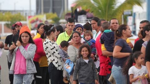 Cientos de migrantes venezolanos llegan desde Ecuador al Centro binacional de atenci&oacute;n fronteriza en la regi&oacute;n norte&ntilde;a de Tumbes 