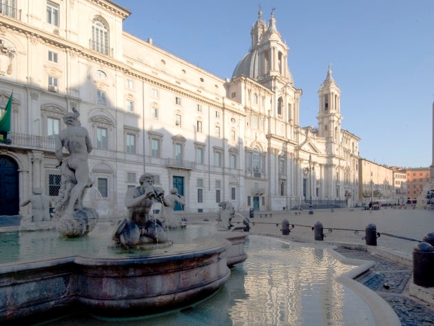 Multan con 450 euros a una familia española al bañarse uno de sus hijos en una fuente de Piazza Navona en Roma Multan con 450 euros a una familia española al bañarse uno de sus hijos en una fuente de Piazza Navona en Roma