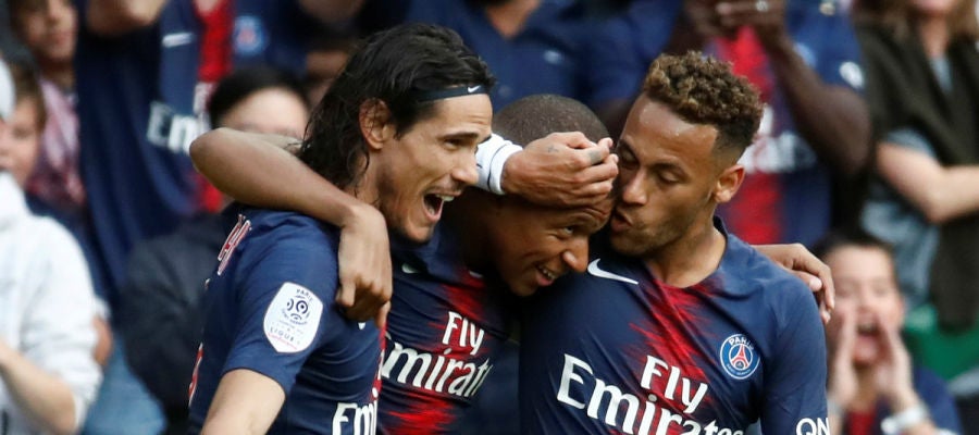 Cavani, Mbappe y Neymar celebran un gol Cavani, Mbappe y Neymar celebran un gol