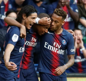 Cavani, Mbappe y Neymar celebran un gol Cavani, Mbappe y Neymar celebran un gol