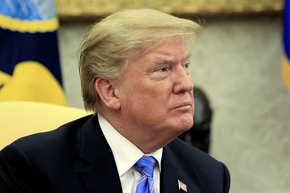 Trump advierte a Google, Twitter y Facebook de que "tengan cuidado" Trump advierte a Google, Twitter y Facebook de que "tengan cuidado"