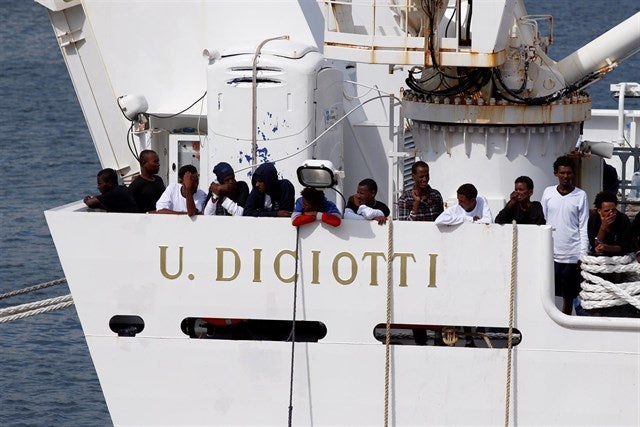 Desembarcan en Italia los 134 inmigrantes restantes a bordo del buque de rescate 'Diciotti' Desembarcan en Italia los 134 inmigrantes restantes a bordo del buque de rescate 'Diciotti'