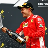 Vettel celebra la victoria en Spa Vettel celebra la victoria en Spa