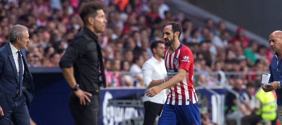 Juanfran fue sustituido con molestias musculares en la pierna izquierda Juanfran fue sustituido con molestias musculares en la pierna izquierda