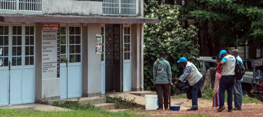 Trabajadores de una clínica se lavan las manos para evitar el contagio del ébola Trabajadores de una clínica se lavan las manos para evitar el contagio del ébola