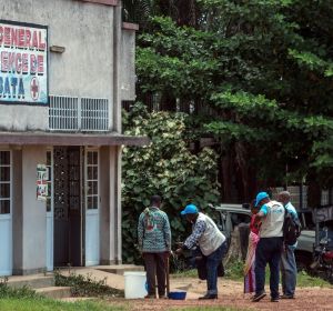 Trabajadores de una clínica se lavan las manos para evitar el contagio del ébola Trabajadores de una clínica se lavan las manos para evitar el contagio del ébola