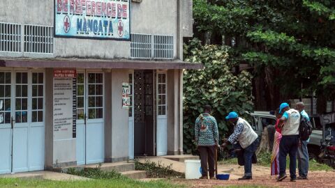 Trabajadores de una cl&iacute;nica se lavan las manos para evitar el contagio del &eacute;bola frente a la cl&iacute;nica en Mbandaka, al norte de la Rep&uacute;blica Democr&aacute;tica del Congo