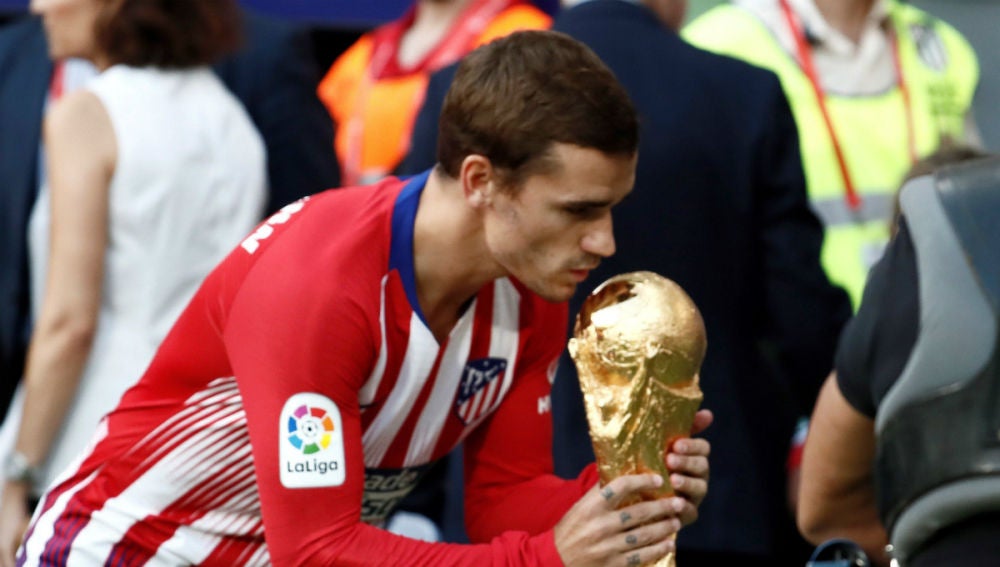 Griezmann besa el Mundial con la camiseta del Atlético