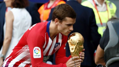 Griezmann besa el Mundial con la camiseta del Atl&eacute;tico