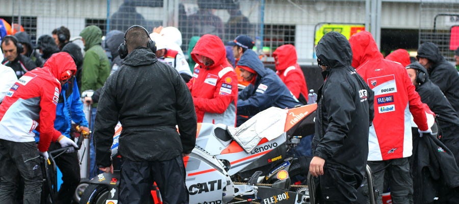 Las condiciones de la pista obligan a retrasar la carrera en Silverstone Las condiciones de la pista obligan a retrasar la carrera en Silverstone