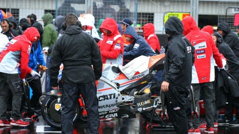  Las condiciones de la pista obligan a retrasar la carrera en Silverstone 