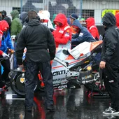 Las condiciones de la pista obligan a retrasar la carrera en Silverstone Las condiciones de la pista obligan a retrasar la carrera en Silverstone