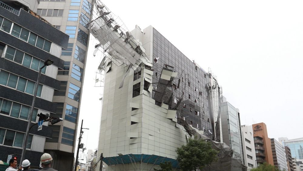 Daños en un edificio después de que un andamio cayese como consecuencia de las fuertes rachas de viento por el tifón Jebi, en Osaka, Japón