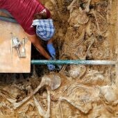 Una arqueóloga durante los trabajos de excavación en la fosa común 112 del cementerio de Paterna