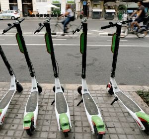 Patinetes eléctricos en una acera de Madrid Patinetes eléctricos en una acera de Madrid