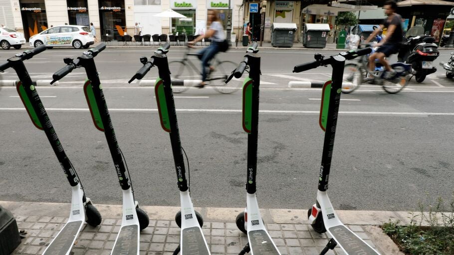 Patinetes el&eacute;ctricos en una acera