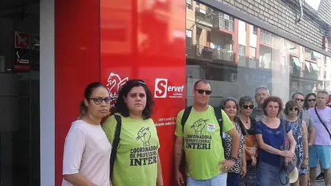 Integrantes de la Coordinadora de Professorat Interí junto a una oficina del SERVEF en Alicante Integrantes de la Coordinadora de Professorat Interí junto a una oficina del SERVEF en Alicante