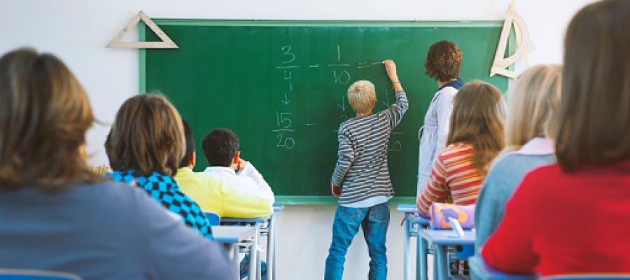 Dos profesores dan clase a un grupo de alumnos Dos profesores dan clase a un grupo de alumnos