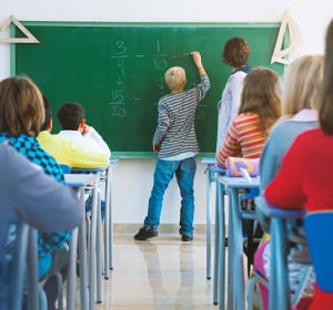 Dos profesores dan clase a un grupo de alumnos Dos profesores dan clase a un grupo de alumnos