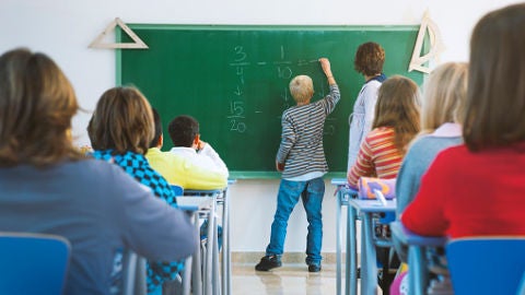 Dos profesores dan clase a un grupo de alumnos