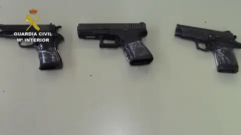 Imagen de la Guardia Civil de las armas que se han incautado Imagen de la Guardia Civil de las armas que se han incautado