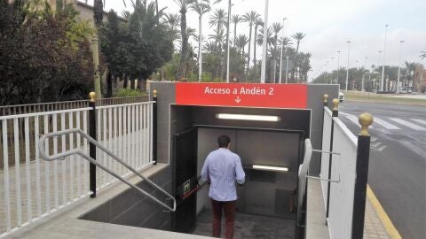 La salida de emergencias de la Estaci&oacute;n Elche/Parque de Renfe es provisionalmente de acceso a uno de los andenes