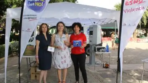 Araceli Martínez, en el centro, ha presentado la campaña en Almodóvar del Campo Araceli Martínez, en el centro, ha presentado la campaña en Almodóvar del Campo