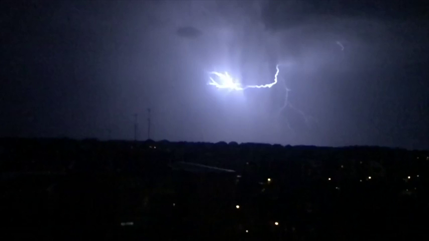 Un rayo calcina el tejado de la iglesia de Otones Un rayo calcina el tejado de la iglesia de Otones