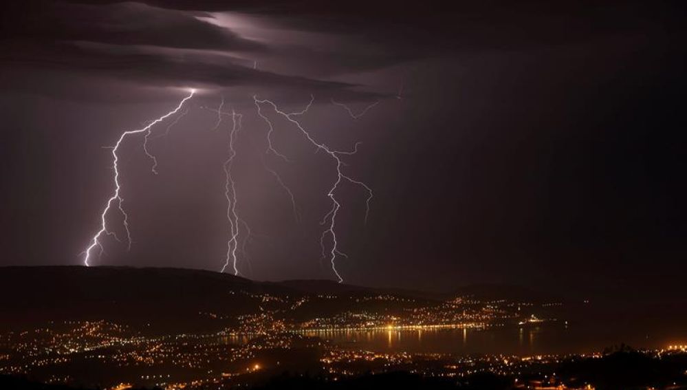 Un rayo cae sobre Lugo durante una tormenta