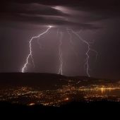 Un rayo cae sobre Lugo durante una tormenta