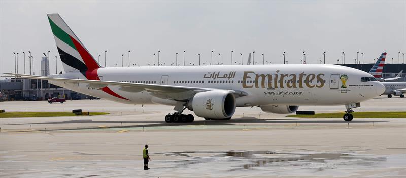 Un avión de Emirates, en cuarentena en Nueva York por 100 pasajeros enfermos Un avión de Emirates, en cuarentena en Nueva York por 100 pasajeros enfermos