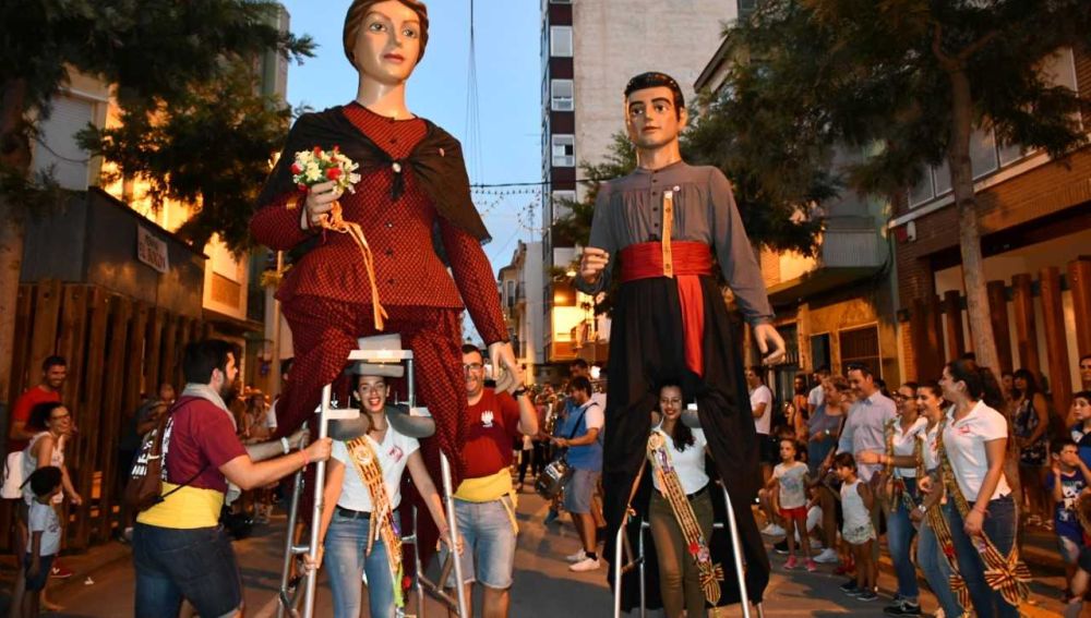 Els ciutadans van participar amb els gegants durant la desfilada pel recinte de la vila. 
