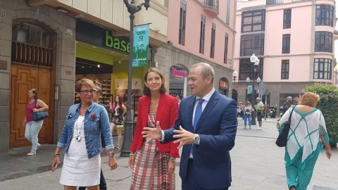 Reyes Maroto, ministra de Industria, Comercio y Turismo (centro), Elena Ma&ntilde;ez Delegada del Gobierno en Canarias (izquierda) y Augusto Hidalgo, alcalde de Las Palmas de Gran Canaria