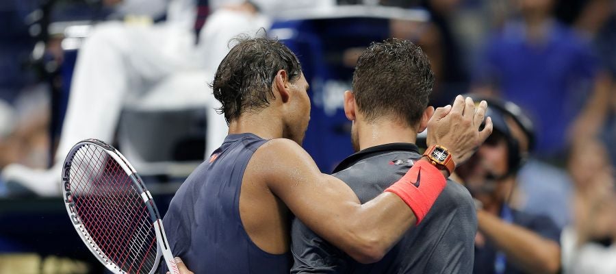Nadal abraza a Thiem tras su partido en el US Open Nadal abraza a Thiem tras su partido en el US Open