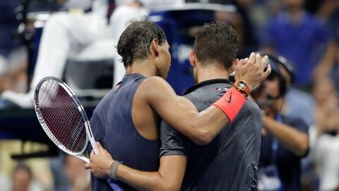 Nadal abraza a Thiem tras su partido en el US Open