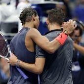 Nadal abraza a Thiem tras su partido en el US Open