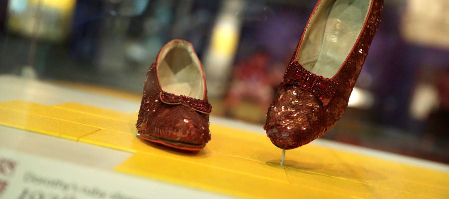 Recuperan los zapatos rojos de Judy Garland en 'El mago de Oz' Recuperan los zapatos rojos de Judy Garland en 'El mago de Oz'