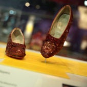 Recuperan los zapatos rojos de Judy Garland en 'El mago de Oz'