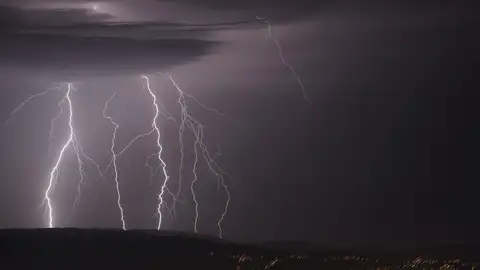 En la foto, tormenta eléctrica vista desde el monte Cepudo en Vigo y la Playa de Domaio. En la foto, tormenta eléctrica vista desde el monte Cepudo en Vigo y la Playa de Domaio.