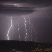 En la foto, tormenta eléctrica vista desde el monte Cepudo en Vigo y la Playa de Domaio. 