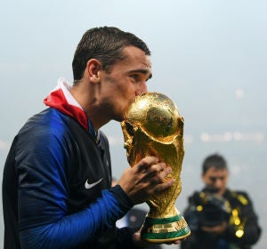 Griezmann, con el trofeo del Mundial en sus manos Griezmann, con el trofeo del Mundial en sus manos