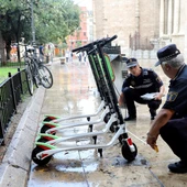 Unos agentes de la Policía Local trabajan en la retirada de los patinetes Unos agentes de la Policía Local trabajan en la retirada de los patinetes