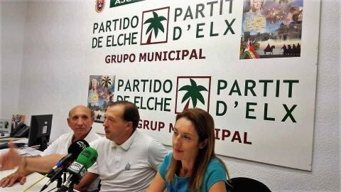 Jes&uacute;s Pareja, en el centro, durante una rueda de prensa