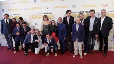 El director Javier Fesser (7-i) y los actores de la pel&iacute;cula, durante la presentaci&oacute;n de "Campeones"