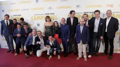 El director Javier Fesser (7-i) y los actores de la película, durante la presentación de "Campeones" El director Javier Fesser (7-i) y los actores de la película, durante la presentación de "Campeones"